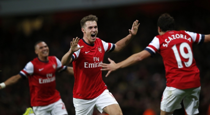 Arsenal beat Liverpool to go five clear, United and City stroll