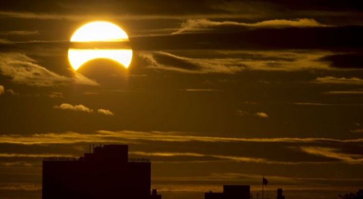 Solar eclipse sweeps Africa, Europe and U.S.