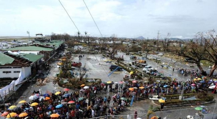 Survivors desperate for aid in typhoon-ravaged Philippines