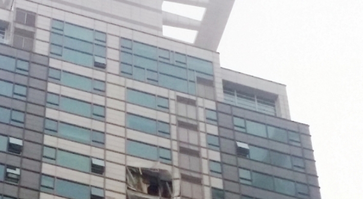 Helicopter crashes into high-rise apartment, killing 2 pilots
