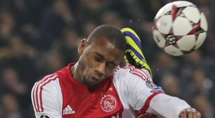 10-man Ajax holds on for 2-1 win over Barcelona