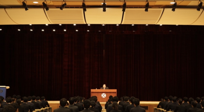 Shinhan chief tells recruits to seek financial insight