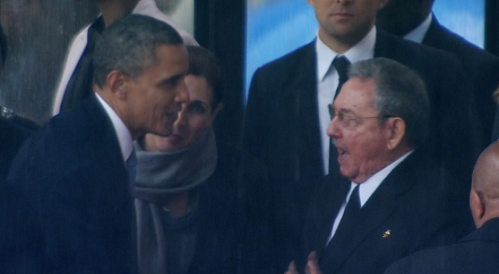 Obama shakes hands with Cuba's Raul Castro