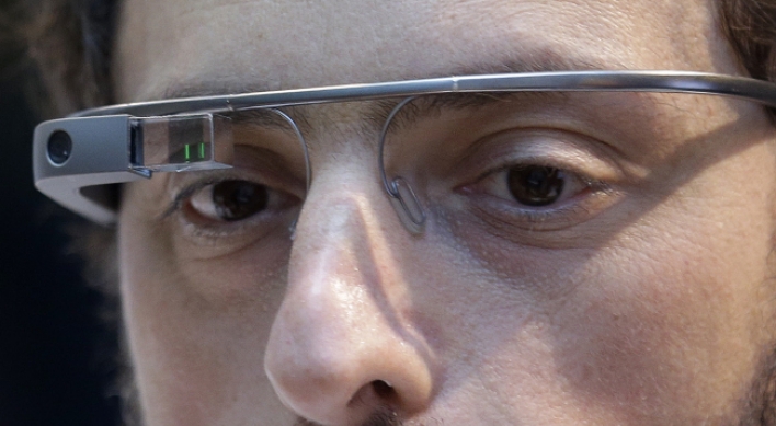 Google Glass lets wearers snap photos with a wink