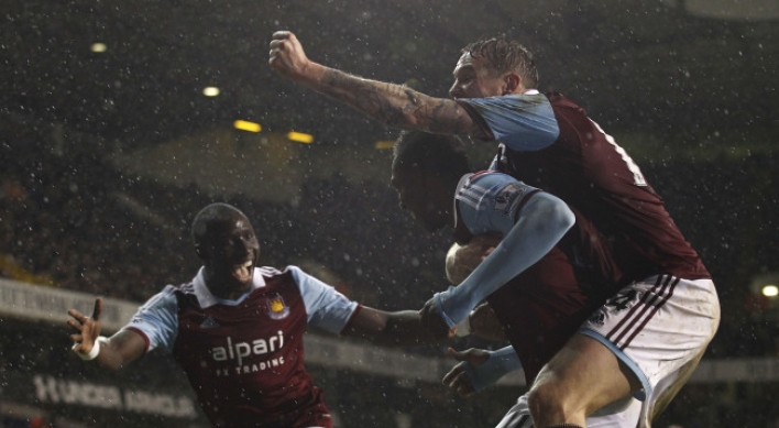 United, West Ham advance in cup