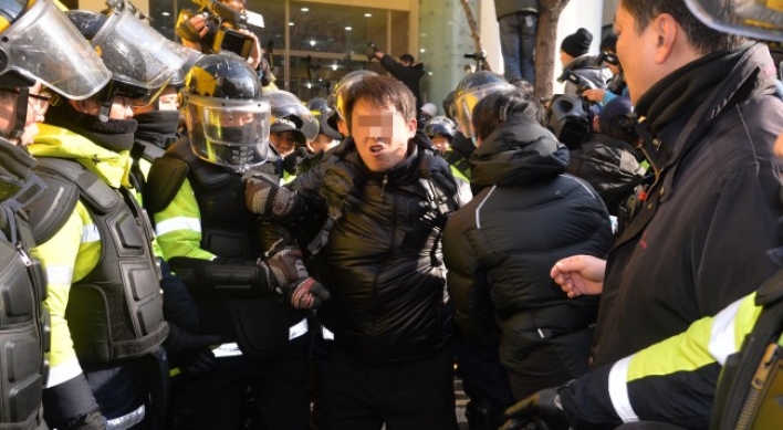 민주노총, 경찰 유리창 깨고 ‘최루탄’ 진입에 극렬 저항