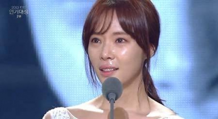 [Photo News] Actress Hwang Jung-eum gives tearful speech