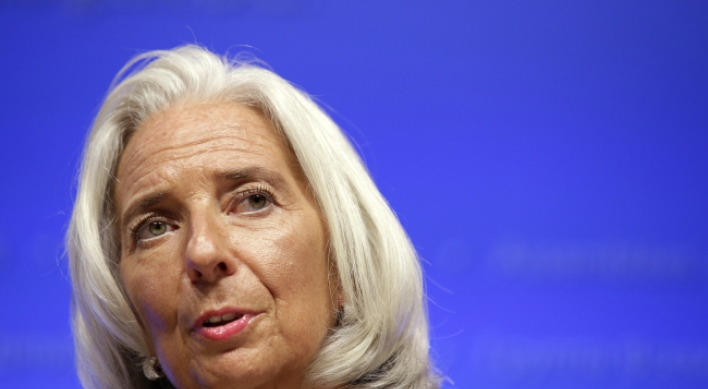 IMF sees global growth, deflation risks rising