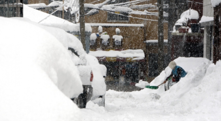 Heavy snow hits eastern Korea