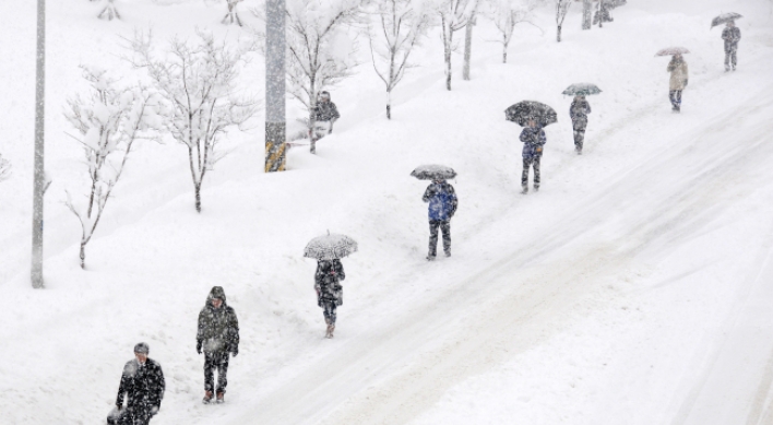 Heavy snow disrupts traffic, schools