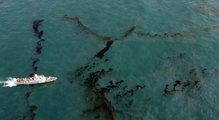 Massive oil spill hits near Busan