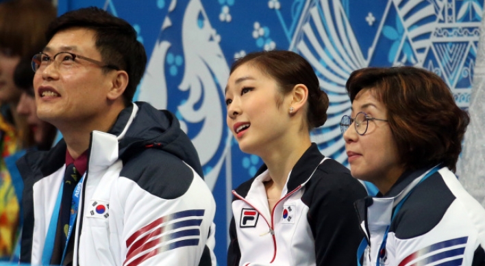 Kim Yu-na battles nerves to take figure skating lead