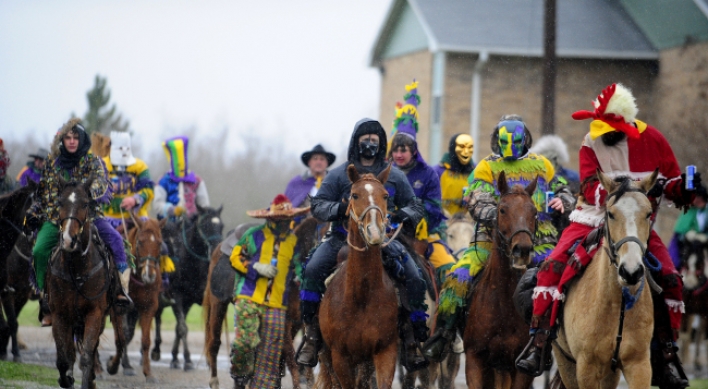 Cold, gray day doesn’t stop Mardi Gras revelers