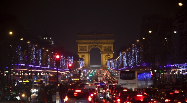 Pollution forces cars off road in Paris