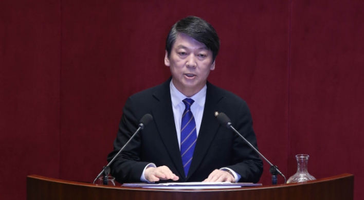 Ahn urges Park to fulfill pledges