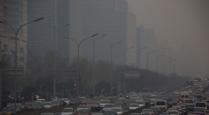 China’s smog splits families as firms pay for fresh air