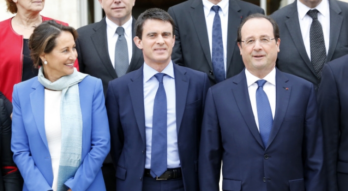 Valls vows tax cuts for firms, households