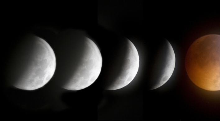 Americas get front-row seat for lunar eclipse