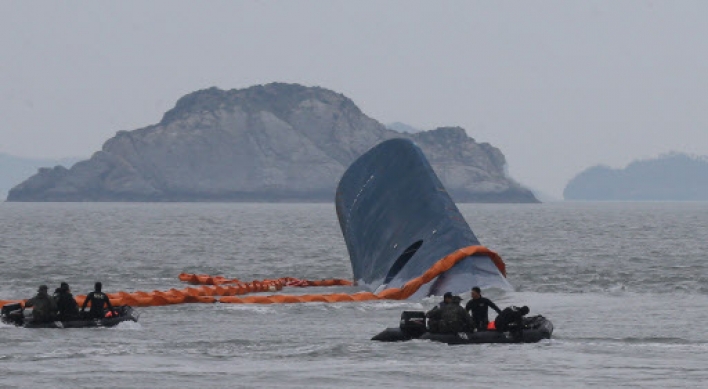 [Ferry Disaster] Strong wave, wind hinder rescue operation