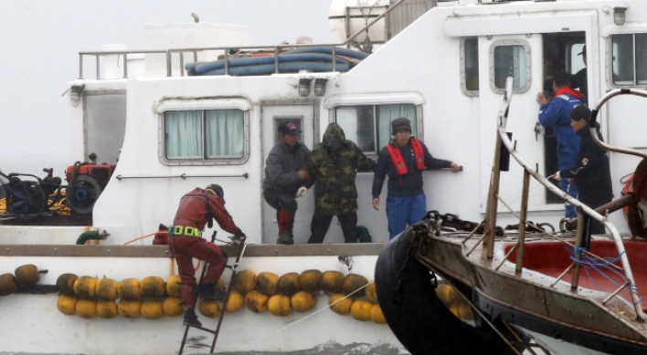 [Ferry Disaster] Rescuers enter interior of sunken ferry