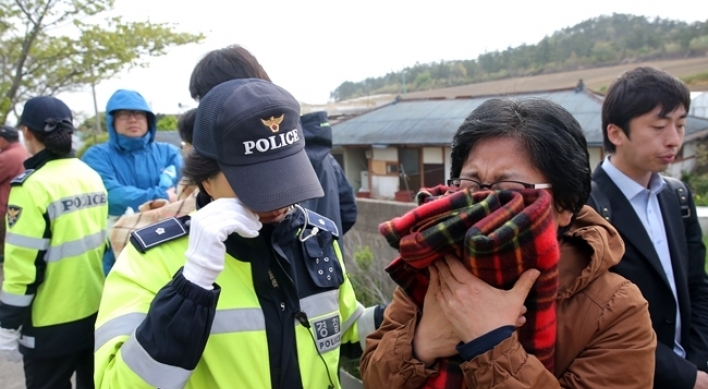 [Ferry Disaster] Families of missing passengers clash with police