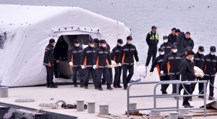 [Ferry Disaster] Heroism highlighted at funerals