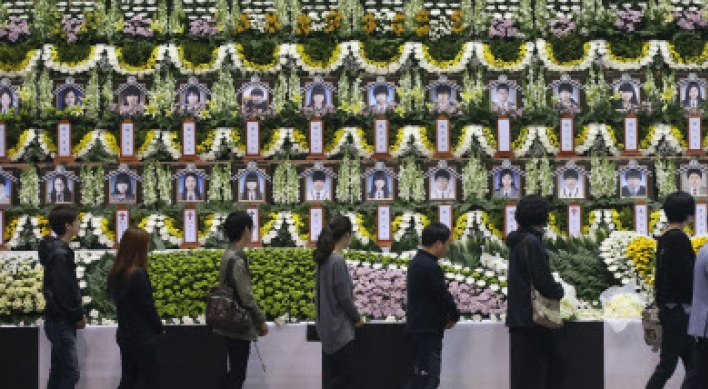 [Ferry Disaster] Crowd mourns ferry victims