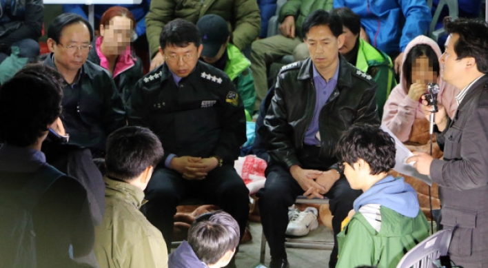 [Ferry Disaster] Tragedy brings Korea to a standstill