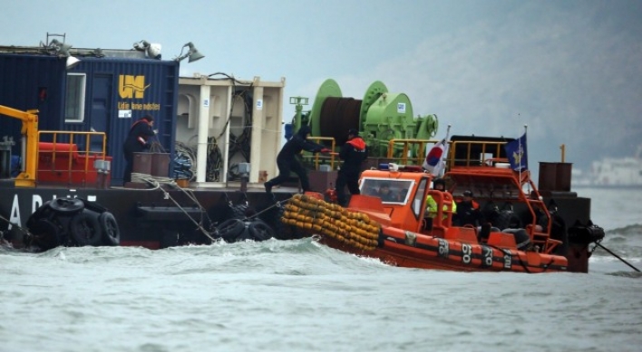 [Ferry Disaster] Search resumes for missing students of sunken ferry amid bad weather