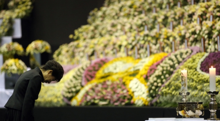 Park visits mourning altar, pays respect to ferry victims