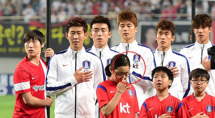 Ki Sung-yueng in hot water over left hand salute