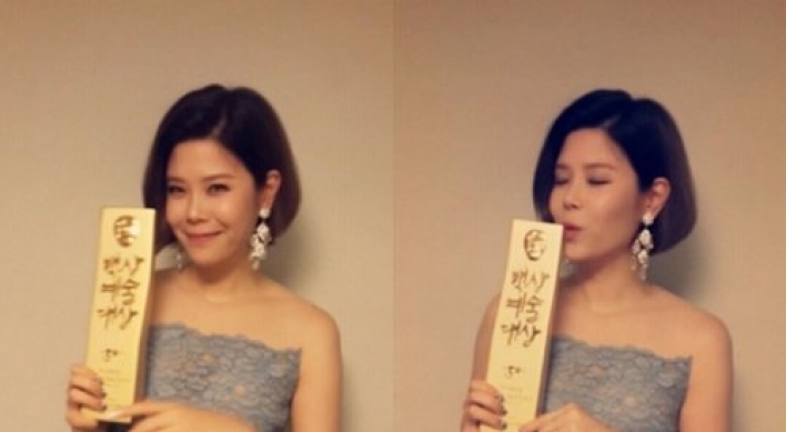 Singer Lyn receives ‘original soundtrack award’ at Baeksang