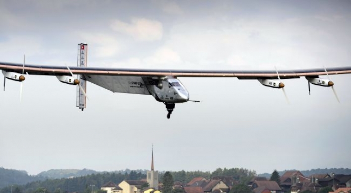 Solar plane makes debut with eye on global trip