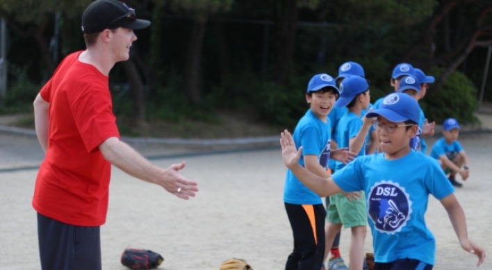 Daegu Softball League runs match for local orphanage