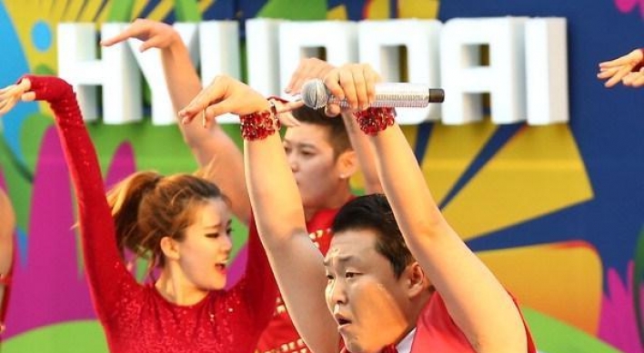 Psy gives a thumbs up for Korea WC team