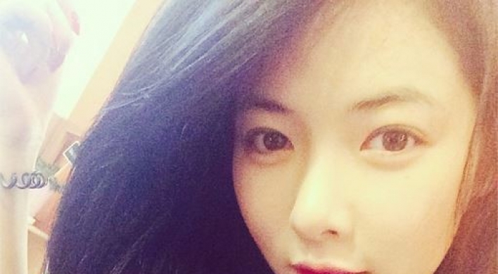 HyunA stuns in make-up free selfie