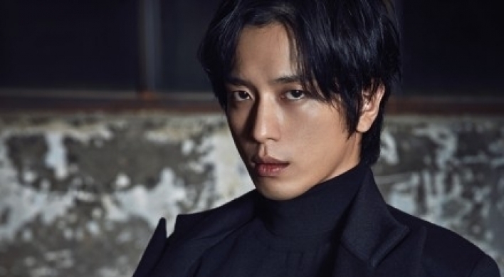 정용화 '삼총사' 화보서 현대판 '다크 달타냥' 변신