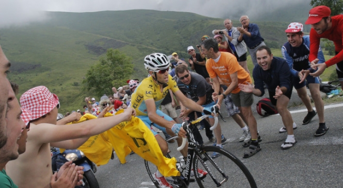 Nibali closes in on Tour victory