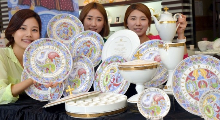 (Photo News) Plates for the Vatican