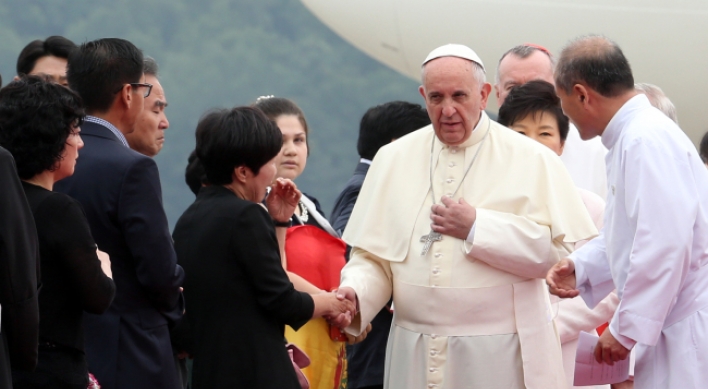 [Papal Visit] Families of ferry disaster victims greet pope at airport