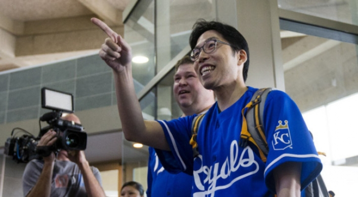 Korean pro-baseball fan gets hero’s welcome in Kansas City