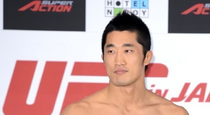 UFC 김동현, 美 우들리에 1라운드 TKO 패...5연승 좌절