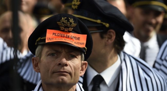 Air France pilots protest as premier spurns strike