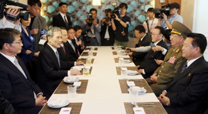 High-ranking delegation from two Koreas hold talks