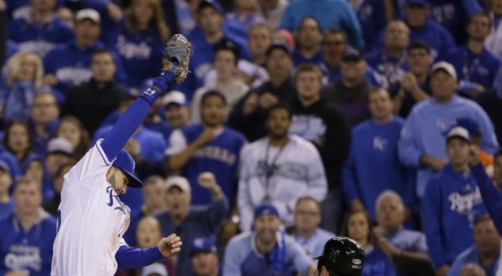 Royals rout Giants to force Game 7