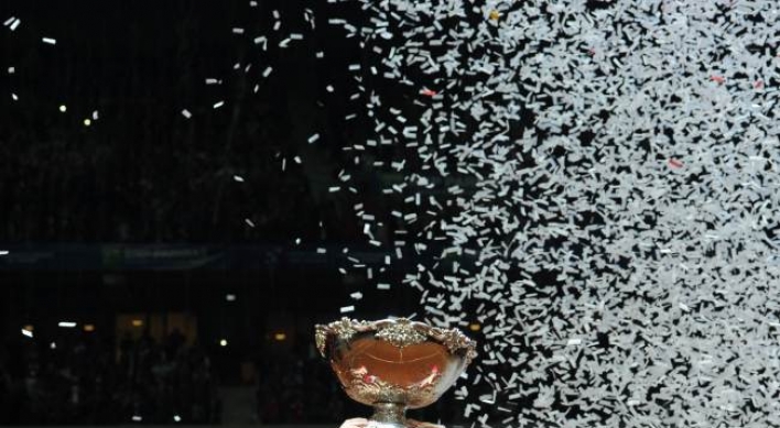 Federer leads Swiss past France for Davis Cup