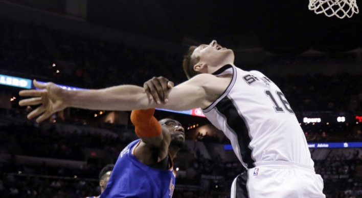 Belinelli scores 22 as Spurs roll past Knicks