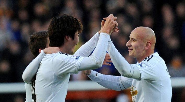 Silva strikes as City climbs alongside Chelsea