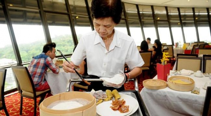 Restaurants bring back tableside service despite labor crunch