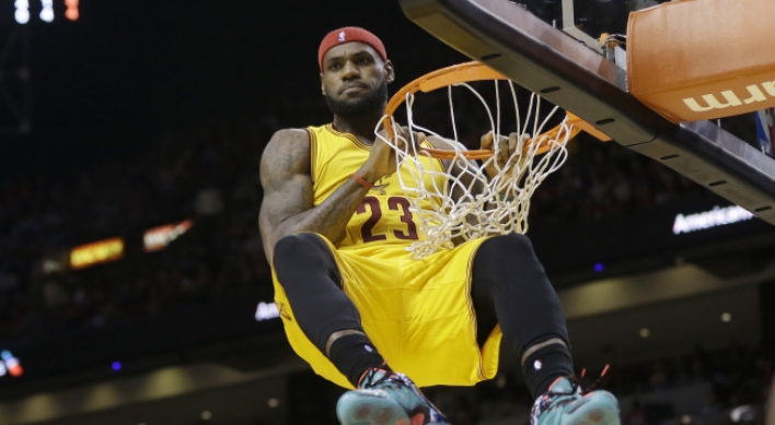 LeBron to miss 2 weeks with knee, back injuries